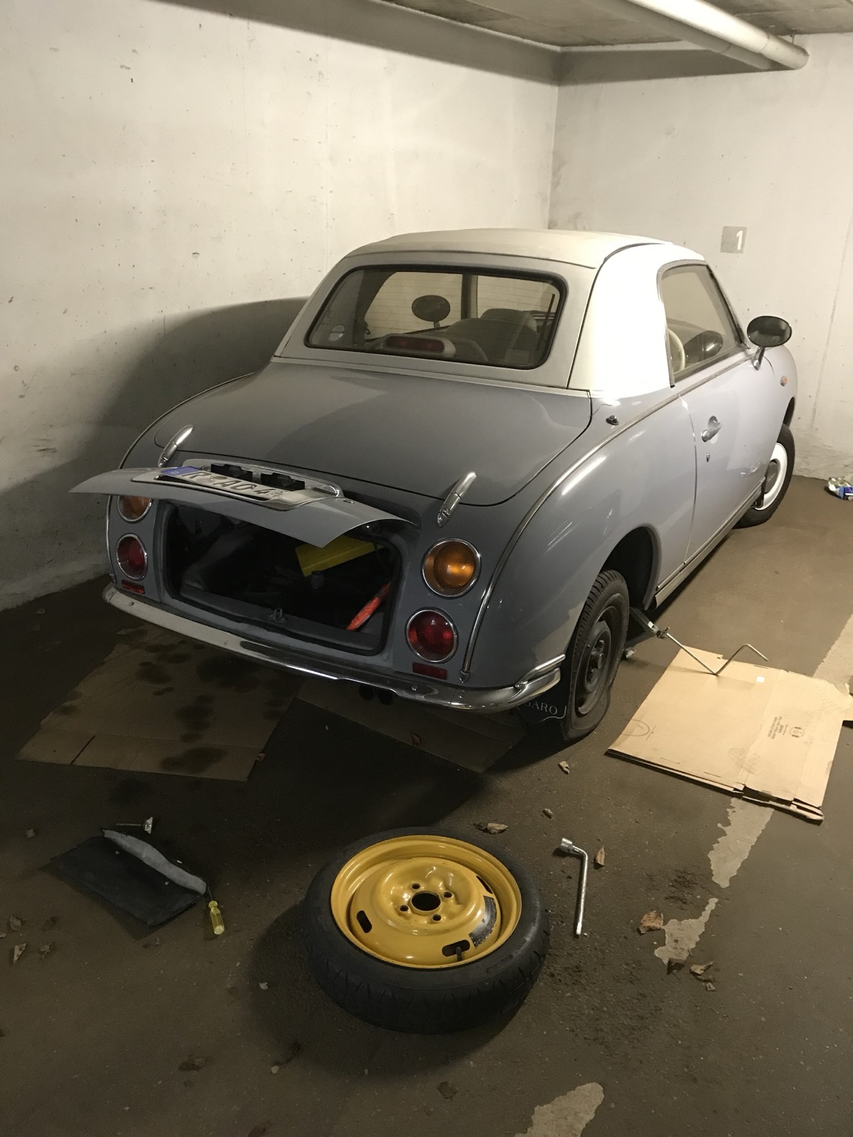 Youngtimer in der Garage bei der Reparatur